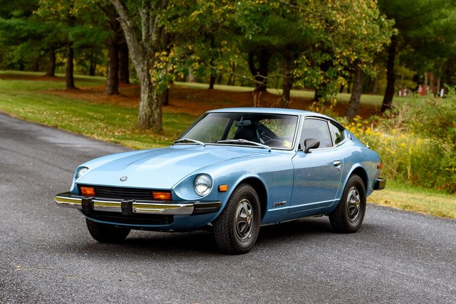 1976-os Datsun 280z modell 44 év után felújítva egy erdő mellett, féloldalról