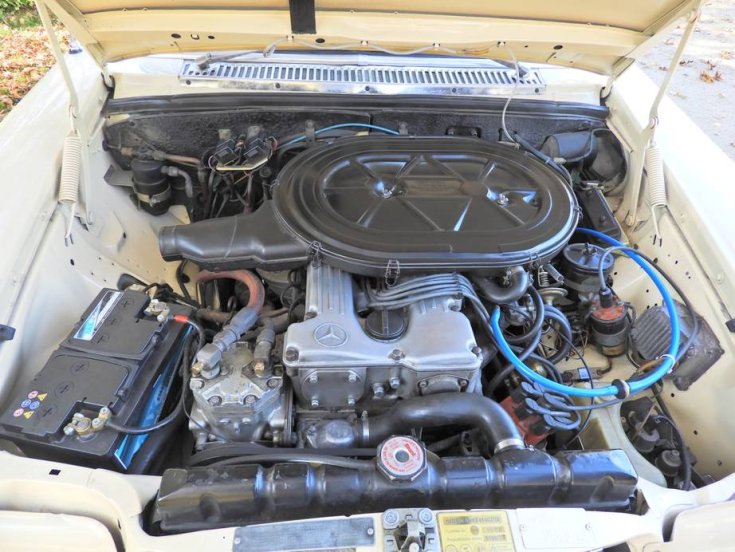 2800 köbcentis Mercedes-motor szemből