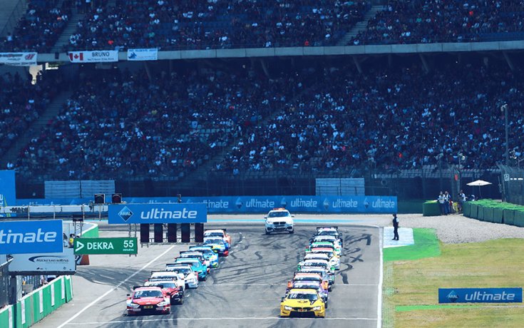 A DTM mezőnye a Hockenheimring célegyenesében szemből fotózva