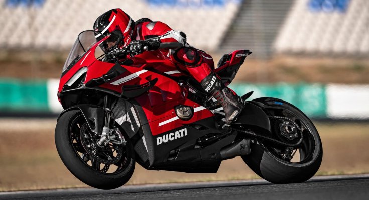 Ducati Panigale oldalról, menet közben