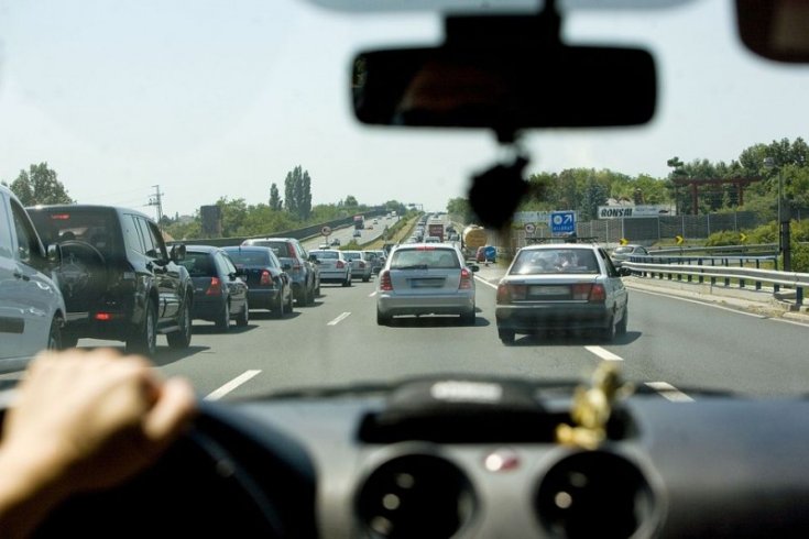 Sávváltoztatás irányjelző használata nélkül.