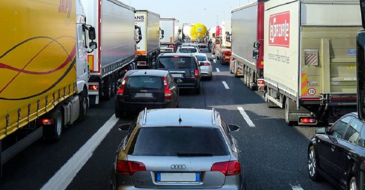 Forgalmi dugóban veszteglő járművek várnak arra, hogy előrébb jussanak