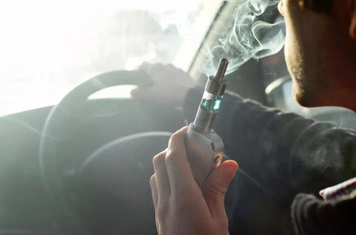 zavarja a sofőrt a cigaretta füstje
