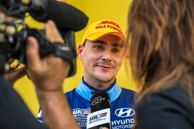 Michelisz Norbert interjúadás közben