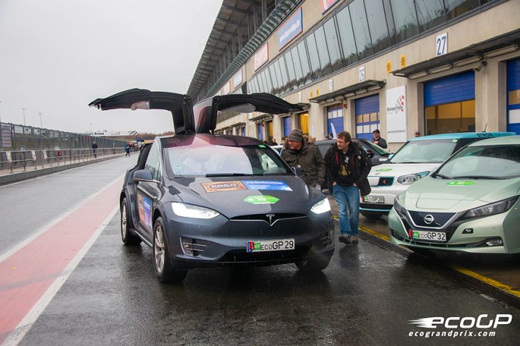 Tesla Model X a paddockban szemből fotózva