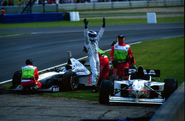 Häkkinen integet az 1997-es Brit Nagydíjon