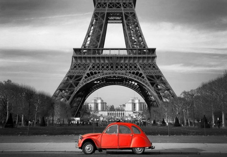 Piros Citroen 2CV Kacsa, oldalnézet, balról, fekete-fehér, szürke háttér, háttérben az Eiffel-torony