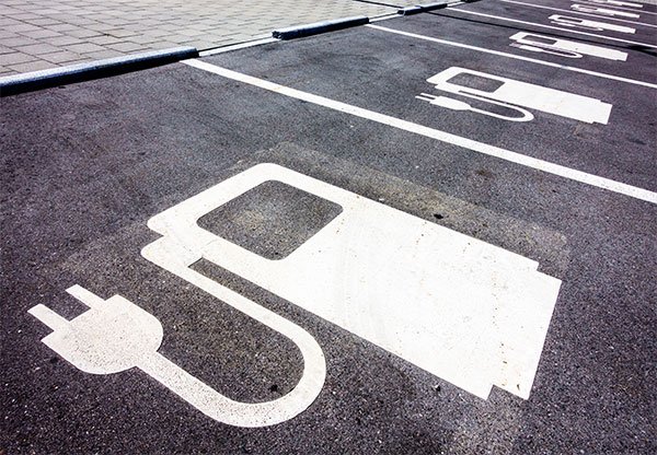 elektromos autó parkolóhely