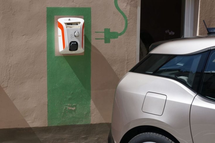 elektromos autó töltése