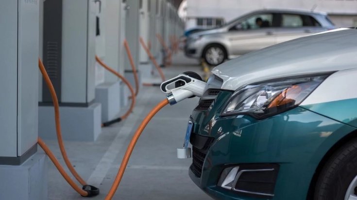 elektromos autók töltőre csatlakoztatva