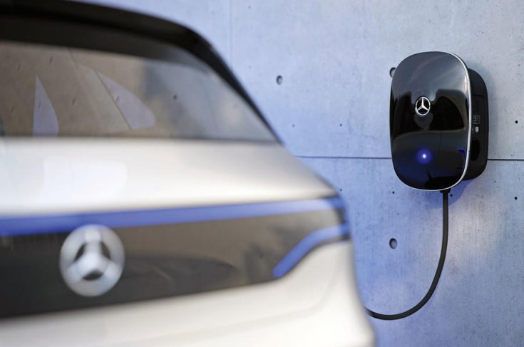 Elektromos Mercedes töltés