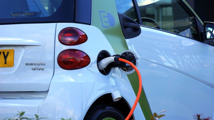 Elektromos autó töltés közben