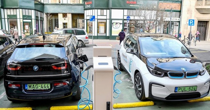 Elektromos autók töltés közben