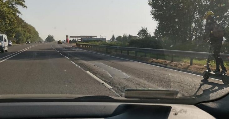 Elektromos rollerrel közlekedő férfi a 4-es főúton