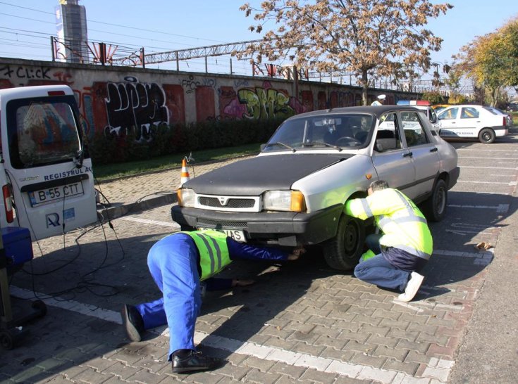 A RAR emberei ellenőriznek egy autót