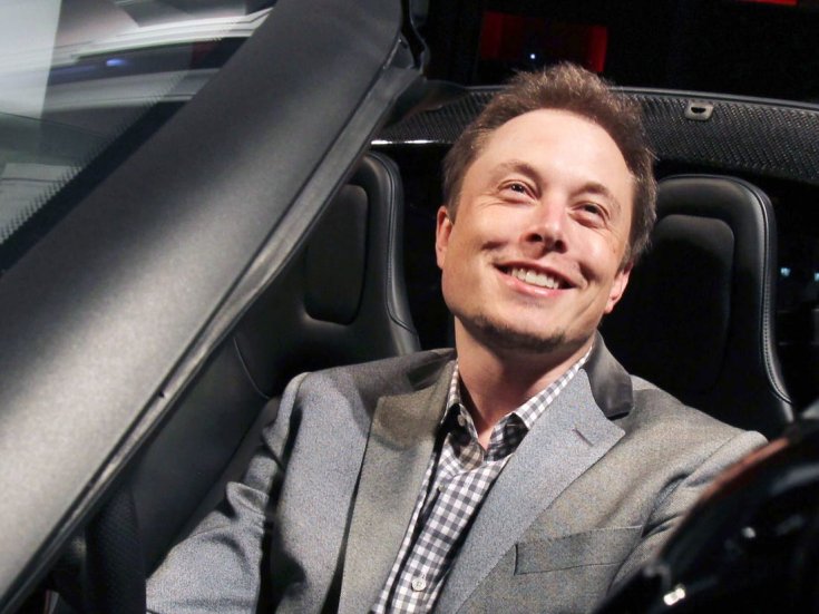 Elon Musk az autóban