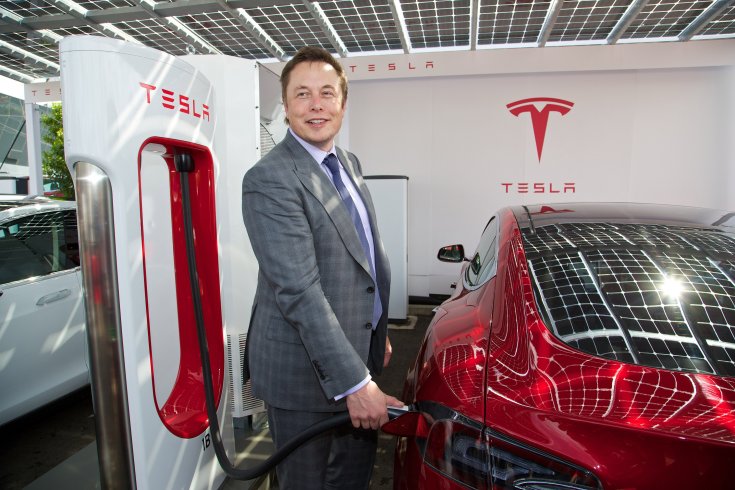 Elon Musk tölt áramot egy Teslába