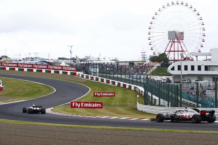 Egy Haas F1 próbál előzési távolságba lopakodni