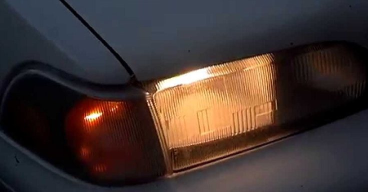 Hibásan működő első fényszóró szemből fotózva