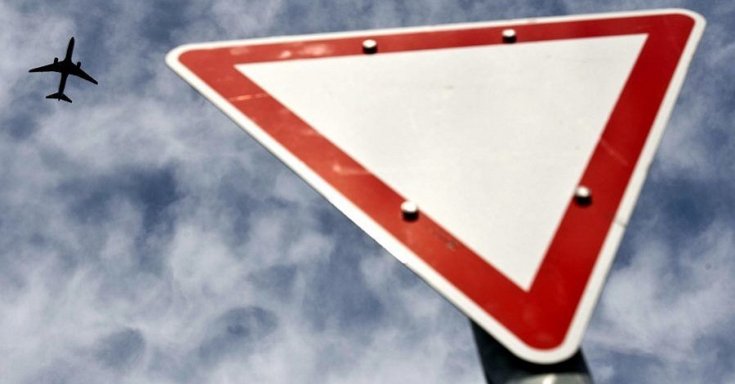 Elsőbbségadás kötelező tábla szemből