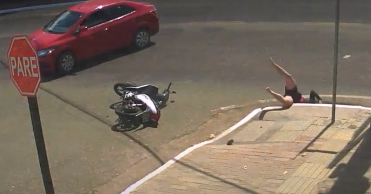 Elütött motoros lány csúszik bele a csatornába