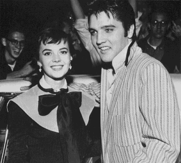 Elvis Presley és Natalie Wood, Memphis, fekete fehér kép, háttérben a Continental Mark II