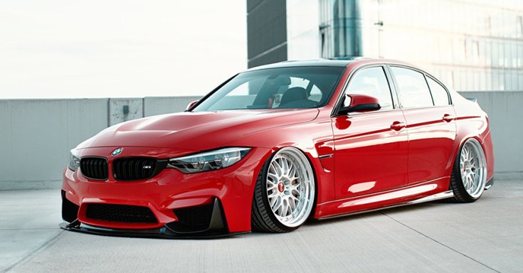 Egy M3-as BMW elölről fotózva