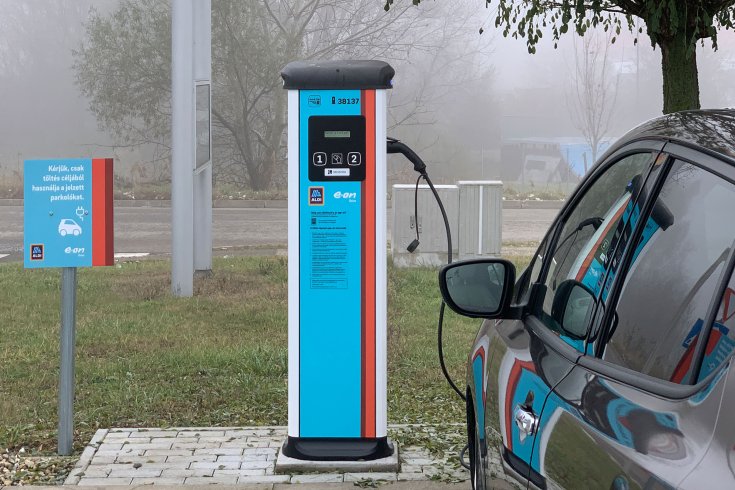 E-ON utcai gyorstöltő egy Aldi áruház parkolójában