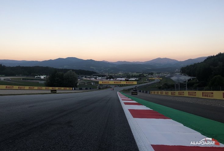 Kilátás a Red Bull Ring kettes kanyarjából este