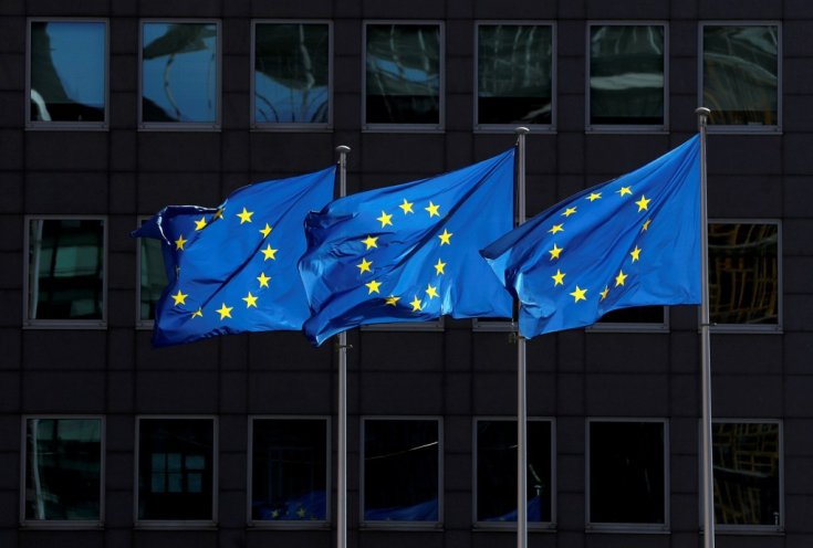 Az Európai Unió zászlói Brüsszelben oldalról