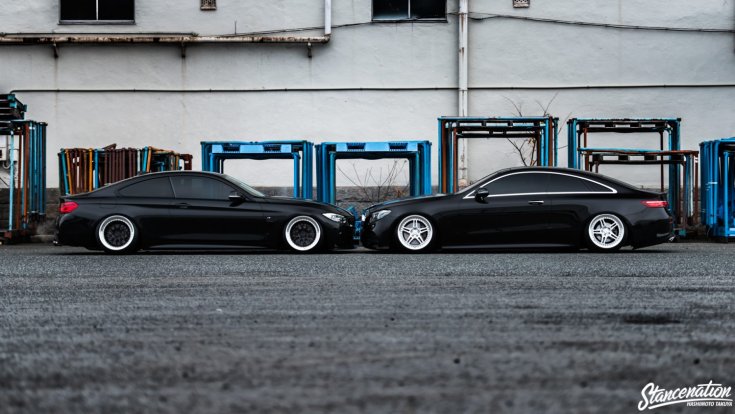 BMW 4 Coupé és egy Mercedes-Benz E-Osztály stance autó egymással szemben, oldalról