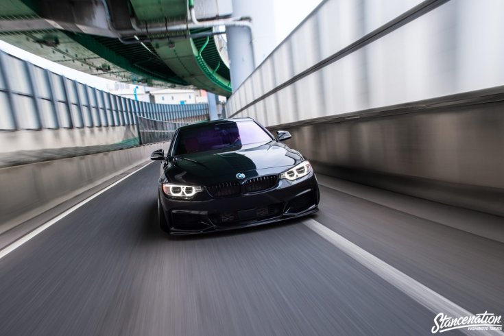 BMW 435i stance autó szemből, menetközben, autópályán