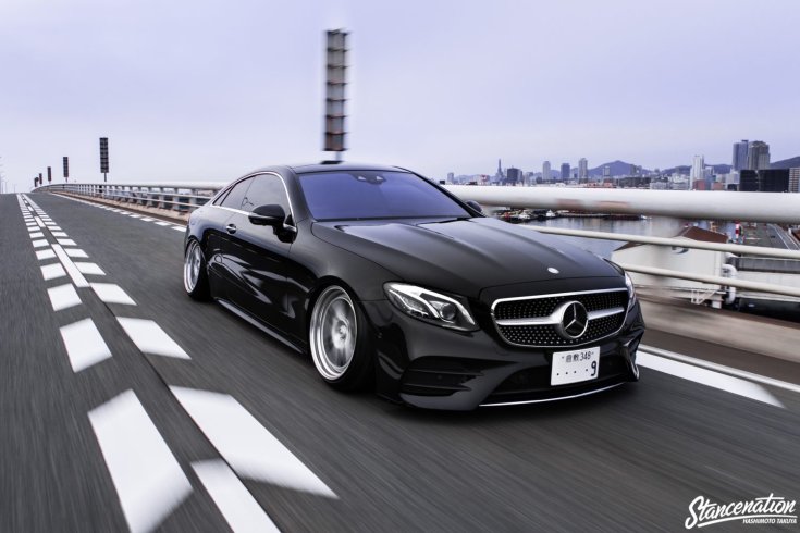 Mercedes-Benz E-Osztály stance autó szemből, menetközben, autópályán