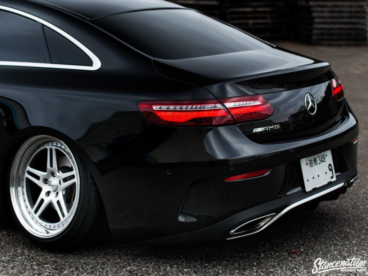 Mercedes-Benz E-Osztály stance autó hátsó fele, felnivel, fekete színben