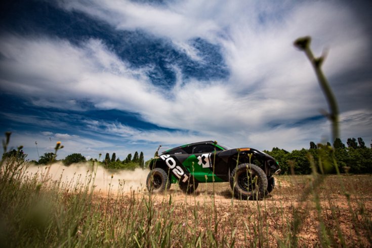 Az Extreme E elektromos off-road autó oldalról, lentről fotózva