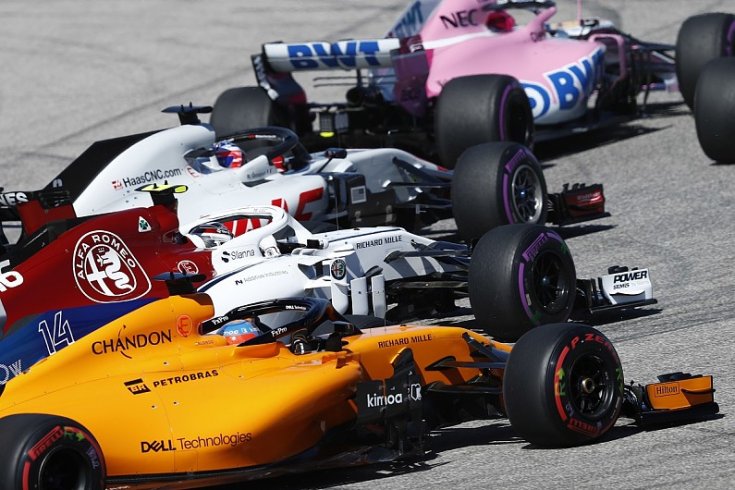 F1-es középcsapatok autói egy képen