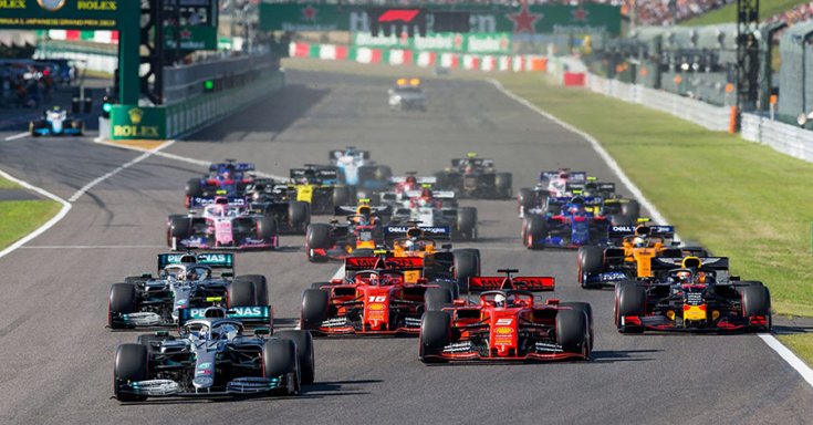 F1-es verseny rajtja szemből fotózva