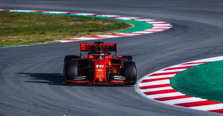 Charles Leclerc megy át egy dupla sikánon a Ferrarival