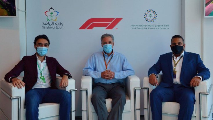 Abdulaziz Al Saud (balra), Chase Carey (középen) és Khaled Al Faisal herceg (jobbra) Imolában