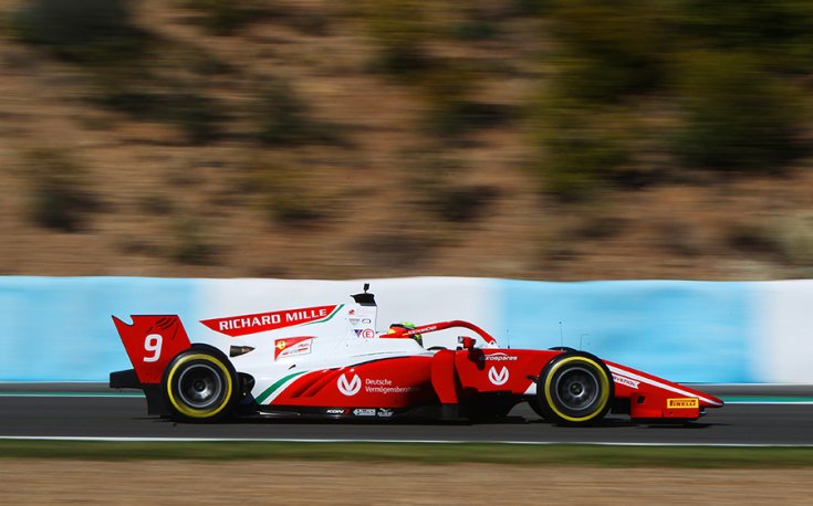 Mick Schumacher aotója oldalról fotózva az F2-es teszten Jerezben