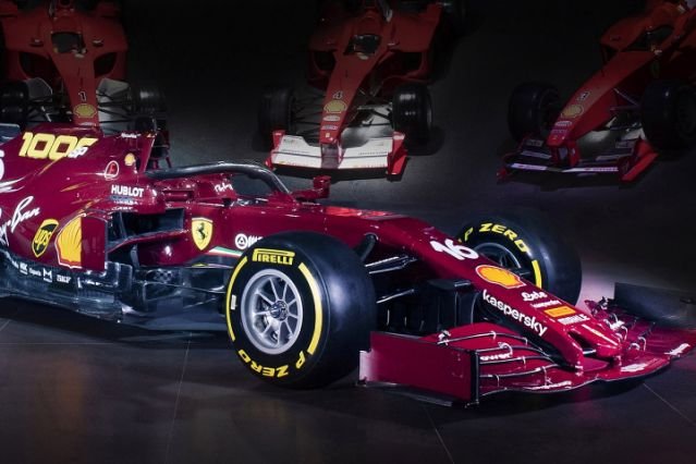 Ferrari SF1000, egyedi festéssel a legendás autók előtt, féloldalról