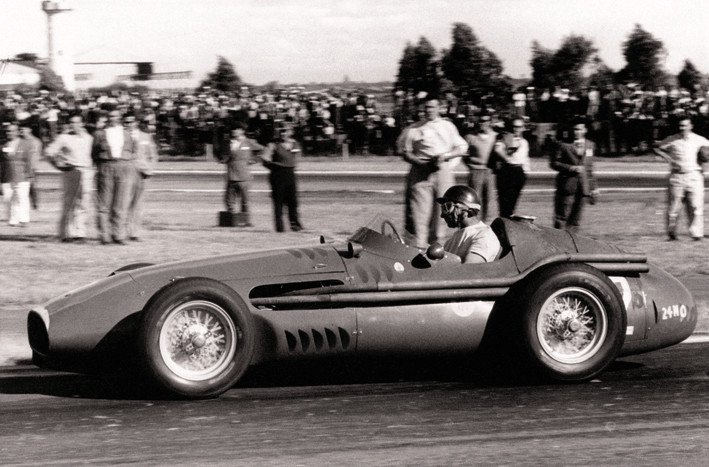 Fangio egy Maserati volánja mögött