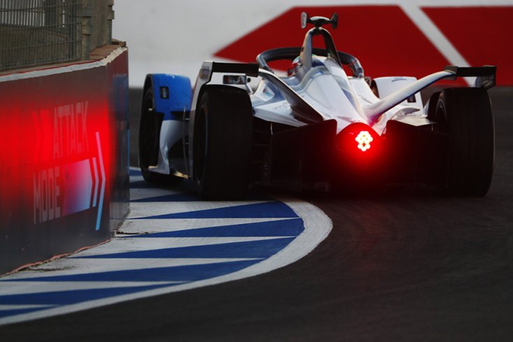 Formula E autó hátulról fotózva egy kanyarban