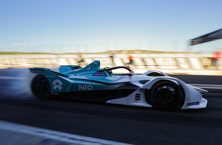 Formula-E második generációs autója menetközben oldalról