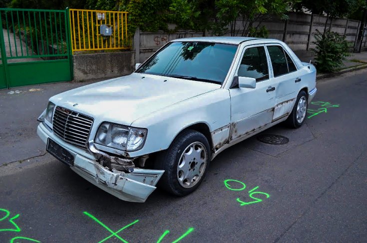 Fehér Mercedes oldalról