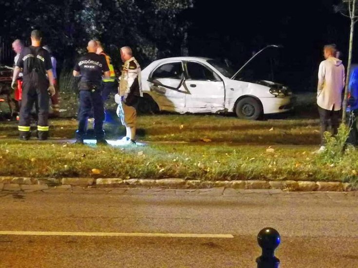 Összetört fehér szedán oldalról