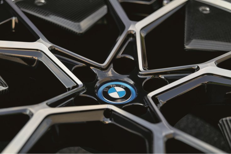BMW logóval ellátott felni