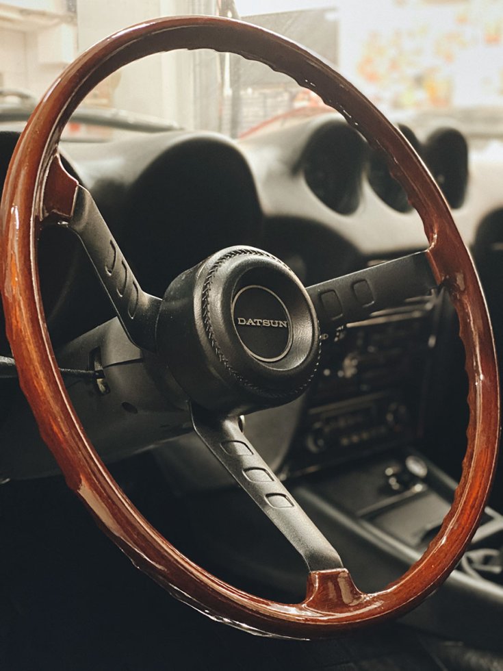 Datsun S30 fa kormánykerék felújított állapotban visszaszerelve az autóba