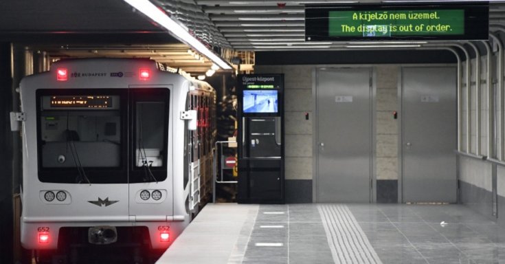 Felújított orosz metrókocsi hátulról fotózva