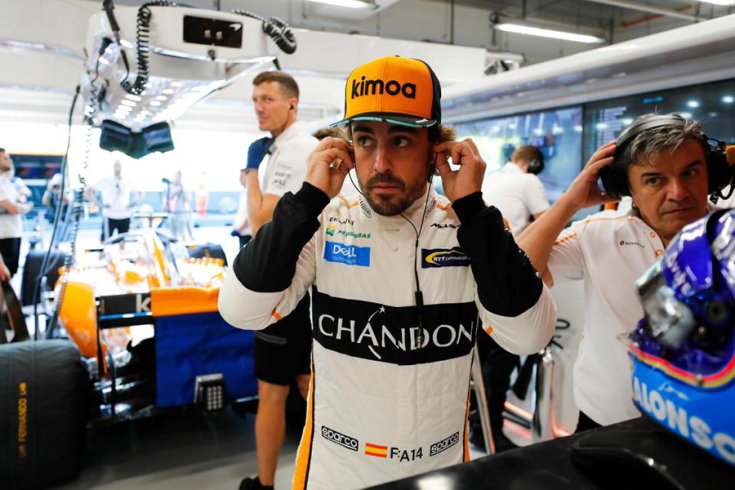 Fernando Alonso a McLaren boxban, szemből fotózva